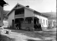 Breifonn. Fyrst var dette bygningen til Forbruksforeininga, seinare kjent som Fyresdal Handelslag, i Folkestadgata. I 1905 blei den flytta bakover opp i Skippergata og står der framleis i 2020, men er litt endra. På tomta som vart ledig kom den bygningen som blei den siste for Fyresdal Handelslag og som står der i 2020.