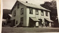 Fyresdal Handelslag med store butikkvinduer etter 1925. Ukjent fotograf