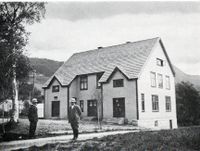 Fyresdal Sprebank bygd 1918. Inngang til banken til venstre, til 2. høgd i midten og til kommunelokalet til høgre.