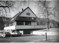 Fyresdal Sparebank sett frå søraust etter utbygginga 1985