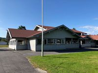Samfunnshuset i Fyresdal. Hit kom biblioteket i 1983, lokala har fleire gonger blitt utbetra og er i 2020 i fløyen til høgre.