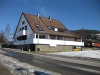 Fyresdal Sparebank sett frå sørvest i 2021. Mellombels banklokale til venstre, Sporten planlagd til høgre. Foto: Olav Momrak-Haugan