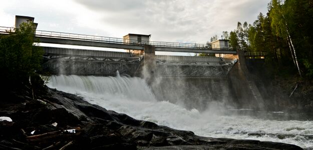 Dammen, ved utløpet av Gåseflåsjøen i sør, regulerer oghså Kilefjorden. Foto: Geir Daasvatn (2015).