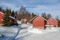 Plassen Gåslungen ligger like vest for det vesle tjernet med samme navn. Foto: Leif-Harald Ruud (2012).