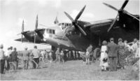 Kjempeflyet Junkers G-38 samlet mange skuelystne da det i 1938 landet på Kjeller. Merk vinduene forrest i vingeroten. Foto: FLO Kjeller.