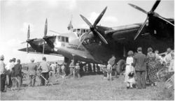 «G 38 Generalfeldmarschall von Hindenburg» hadde tre passasjerseter med forovervendte vinduer i hver vingerot. En mekaniker inngikk i mannskapet, han kunne underveis bevege seg inne i vingen for å etterse motorene. Det var det største passasjerflyet før andre verdenskrig, med plass til 36 passasjerer. Det klarte å lande og ta av på Kjellers ujevne gressletter mens flyplassen innehadde rollen som Oslos sivile lufthavn i 1938.