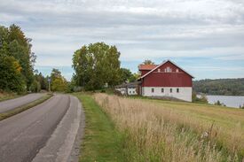 Fosterud gård på vestsiden av Årungen. Foto: Leif-Harald Ruud (2020)