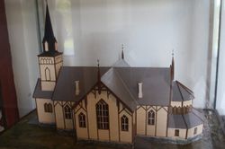 Modell av kyrkja som brann 1929. Foto: Arnfinn Kjelland (2009).
