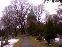 Motiv fra Gamle Aker kirkegård i 2010, med Gamle Aker kirke i bakgrunnen. Foto: As-arne