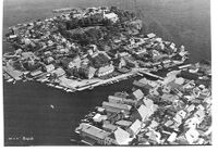 Vi ser grupperinga av bygningar ved indre hamn. Cochegarden med hage. Prospektkort.