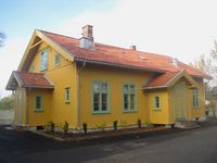 Furuset skole har adresse Furusetveien 15. Den opprinnelige skolebygningen er bevart. Foto: Stig Rune Pedersen (2011)