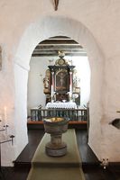 Koret. Døpefont i kleberstein fra omkring 1225. Foto: Chris Nyborg (2016).