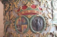 Prekestolen, detalj. Til venstre Hausmanns våpen, til høyre Reichaus ørn, etter giverne (se over). Foto: Chris Nyborg (2016).