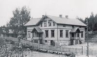 Gamle Greverud skole. Bygd i 1910 og revet allerede i 1922 da den viste seg å være for liten.