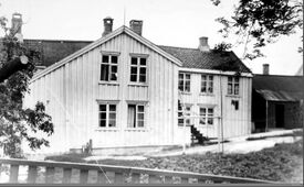 Nr. 5: Det gamle sykehuset, sett fra hagen. Foto: Nordmøre museum (ant.1940/1950-åra).