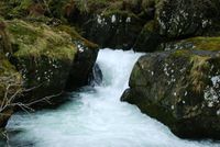 Her var steinhelle for Gamlebrua plasert. Den låg på fjellnova på kvar side og var festa med smidde boltar.
