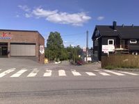 Krysset med Gamlegrensen. Østre Totenveg 24 er bygget til venstre, mens nr. 100 ligger til høyre.