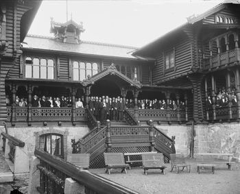 Ved inngangen mot vest. Foto: Marthinius Skøien (1896-1910).