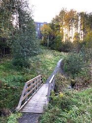 Gangbru over Steinbekken mot Havnehagen og Skjetten skole.