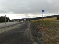 Vegen er åpna. To fotgjengere på veg mot Nordlia.