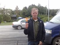 Johannes Bakken viser fram saksa som han henta til snorklippinga (men som ikke ble brukt!).