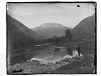 71. Gaustafjeld afspeilende med en Fisker i Forgrunden - NB MS G4 0838.jpg