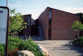 Gautesete skole april 2000.jpg