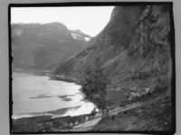 12. Geiranger Meråk oversikt bl.a. naustrekke - NB MS G4 0043.jpg