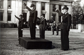 Sjef og general Carl Frølich Hanssen hilser AT under en parade på Universitetsplassen i Oslo. Foto: Norsk Folkemuseum (1941).