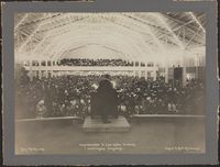 Sam Eyde holder foredrag i Sangerhallen under jubileumsutstillingen. Foto: Nasjonalbiblioteket (1914).