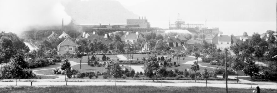 Parken ein sommardag i mellomkrigsåra. Foto: Kunstforlaget Mittet & Co. A/S (Nasjonalbiblioteket)