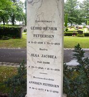 Gravminnet til landets første kvinnelige museumsleder Anneken Pettersen og hennes foreldre. Foto: Stig Rune Pedersen