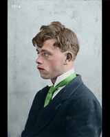 Johannes Henriksen Gimseng. Portrett tatt hos Trondheim politikammer ved arrestasjon av Johannes 17. april 1914, siktet for tyveri. Han ble dømt til 1 måned i fengsel, og sonet i Trondheim fra 22. april til 11. mai 1914. Foto: Justismuseet (original)