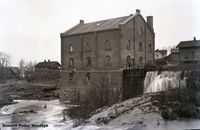 Gisledal mølle var nok den mest markante i ingeniør Knut H. Ryens eiendomsmasse. Foto: Foto Peder Westbye