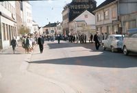 17.maitoget går gjennom Øvre Torvgate på 1960-tallet, fotografert av John Dalby.