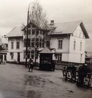 Eiendommen Haugen (Trondhjemsvegen 1), der firmaet O.E. Skattum holdt til. Huset er borte, og nå er det P-plass på tomta. Foto fra 1930-åra