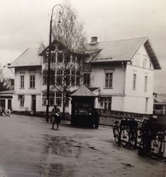 Eiendommen Haugen (Trondhjemsvegen 1), der firmaet O.E. Skattum holdt til. Huset er borte, og nå er det P-plass på tomta. Foto: 1930-åra