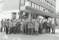 Gjøvik Skofabriks ansatte fotografert i krysset Bakkegata/Nedre Torvgate. Foto: Gjøvik Skofabrik