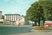 Den nordre delen av gata rundt 1960. Vi ser Esso-stasjonen.