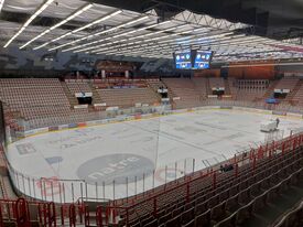 Banen, sett mot sekretariatssiden med TV-plattform øverst. Deler av klatreveggen til høyre. Foto: Pål Giørtz (2023).