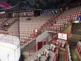 Deler av tribunene og banen, sett fra inngangen fra vestibylen. Øverst på tribunen er de tre VIP-rommene. Det blå i mellom er trapperom/heis. Foto: Palickap (2018).