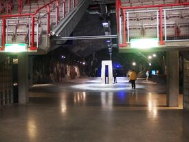 Vestibylen sett fra tribuneområdet og mot utgangstunnelen. Foto: Palickap (2018).