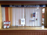 Billettluka i 2011. Salget av billetter var da flytta til Narvesen-kiosken i bygget ved siden av. Foto: Trond Nygård