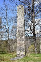 Bautastein til «Minne um dei fraa Gjerstad som var med i fridomsstriden 1807–1814». Reist 17. mai 1914. Med tilføyelse: «Fridomsstriden 1940–1945. Bjørgo Presthagen, Kittil Myrland, Gudmund Dale». Foto: Roy Olsen (2025).