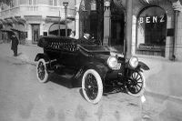Foran Even Christian Gjestvangs forretning i Strandvägen. Fotografi fra ca. 1913. Foto: Automobilhistoriska klubben
