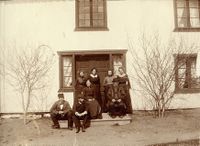 Familiebilde fra før 1906. Verandaen på hovedbygningen er ikke bygd ennå.