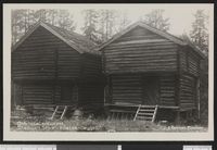 29. Glomdalsmuseet. Stabur i Storeluedalsanlægget - no-nb digifoto 20150731 00331 bldsa PK25099.jpg