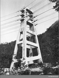 Forankringsmast nr. 6 i betong på kraftoverføringen fra Glomfjord kraftverk til Haugvik, her ferdigstilt og ledningsnettet montert. Foto: Bernt Lund/Nordlandsmuseet (juli 1922).