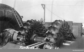 Montering av peltonturbinene, de karakteristiske skovlehulene på denne turbintypen har en ytre diameter på 3,4 meter. Foto: Bernt Lund/Nordlandsmuseet (1920).