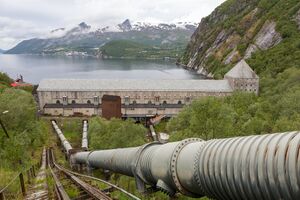 Glomfjord kraftverk rørgate.jpg